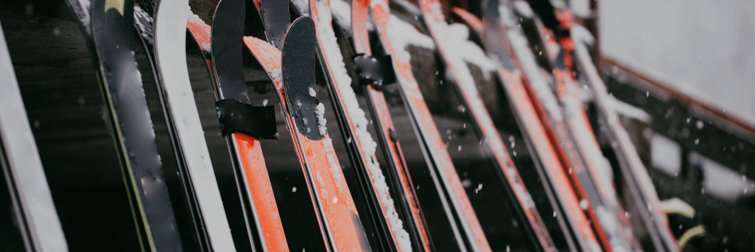 lyže v požičovni lyží